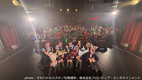 ファンとともに撮影した集合写真
